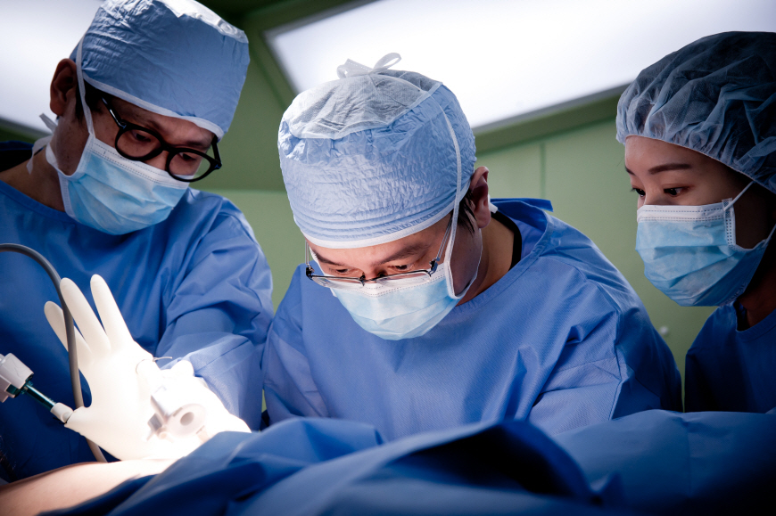 수술 후에도 환자 곁을 지키는 든든한 외과 의사 - 외과 김형욱 교수 관련사진